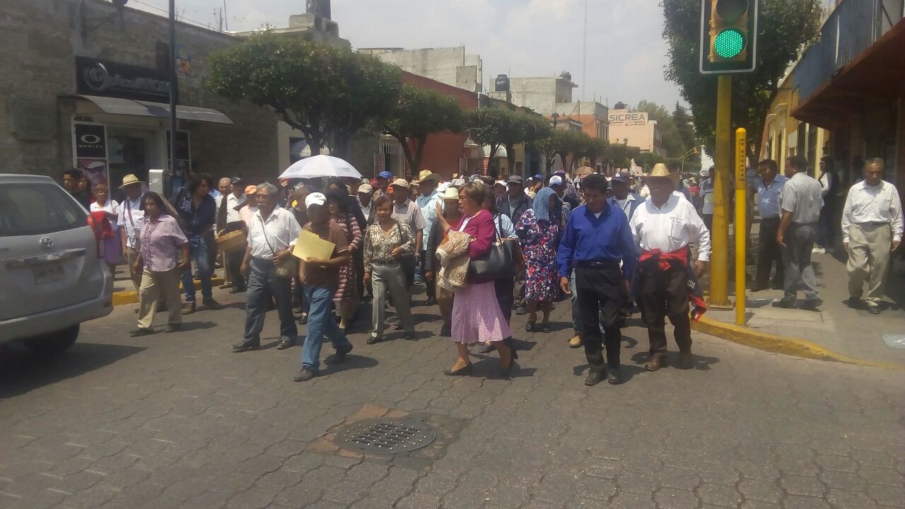 Marchan jubilados y pensionados en la capital de Tlaxcala